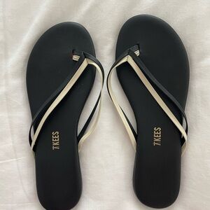 TKEES Women's Sandals in Black and Cream